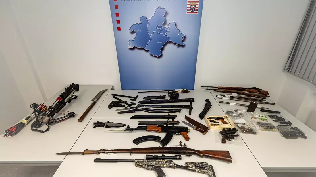 POL-KS: Durchsuchung nach Hinweis: Illegale Waffensammlung und NS-Devotionalien bei 40-Jährigem in Fuldatal entdeckt - Bild: presseportal.de
