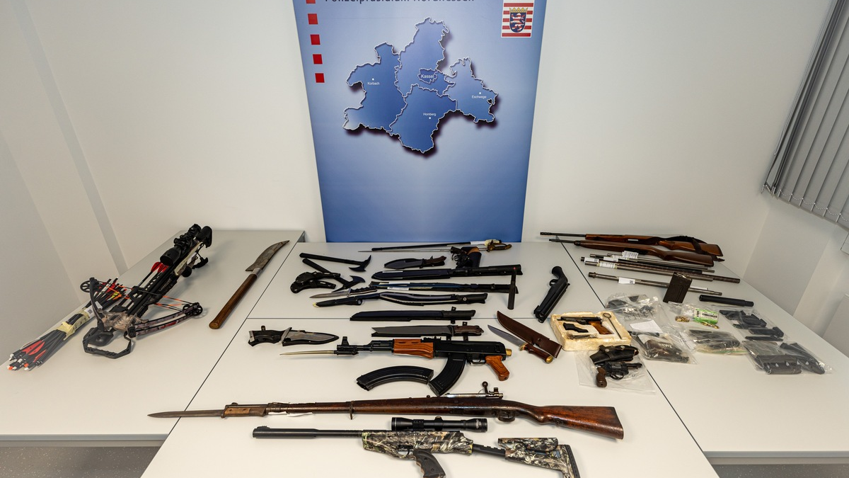 POL-KS: Durchsuchung nach Hinweis: Illegale Waffensammlung und NS-Devotionalien bei 40-Jährigem in Fuldatal entdeckt - Foto: presseportal.de