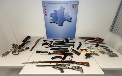 POL-KS: Durchsuchung nach Hinweis: Illegale Waffensammlung und NS-Devotionalien bei 40-Jährigem in Fuldatal entdeckt - Foto: presseportal.de
