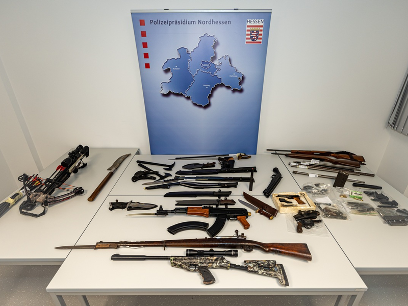 POL-KS: Durchsuchung nach Hinweis: Illegale Waffensammlung und NS-Devotionalien bei 40-Jährigem in Fuldatal entdeckt - Foto: presseportal.de
