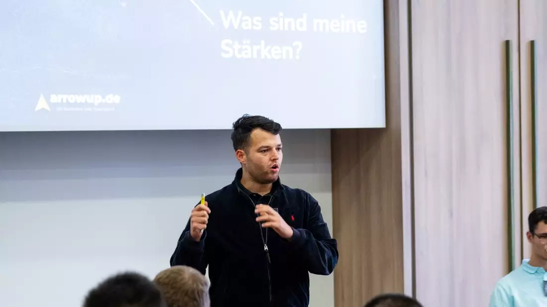 Vom Hörsaal in den Traumjob: Valentin Meyfarth von ArrowUp verrät, wie es möglich ist, schon kurze Zeit nach dem Studium sechsstellige Beträge zu verdienen - Bild: presseportal.de