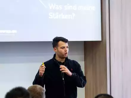 Vom Hörsaal in den Traumjob: Valentin Meyfarth von ArrowUp verrät, wie es möglich ist, schon kurze Zeit nach dem Studium sechsstellige Beträge zu verdienen - Foto: presseportal.de