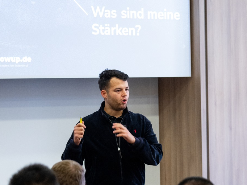 Vom Hörsaal in den Traumjob: Valentin Meyfarth von ArrowUp verrät, wie es möglich ist, schon kurze Zeit nach dem Studium sechsstellige Beträge zu verdienen - Foto: presseportal.de