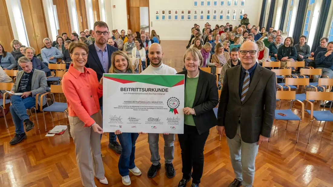 Das Hansa-Berufskolleg Münster tritt für den Schutz und die Sicherheit seiner Lehrkräfte und aller am Schulleben Beteiligten dem Präventionsnetzwerk #sicherimDienst bei - Bild: presseportal.de