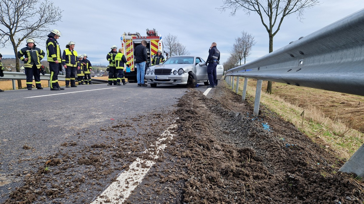 FW VG Westerburg: Junger Fahrer kracht auf Bundesstraße 255 in Leitplanke - Foto: presseportal.de