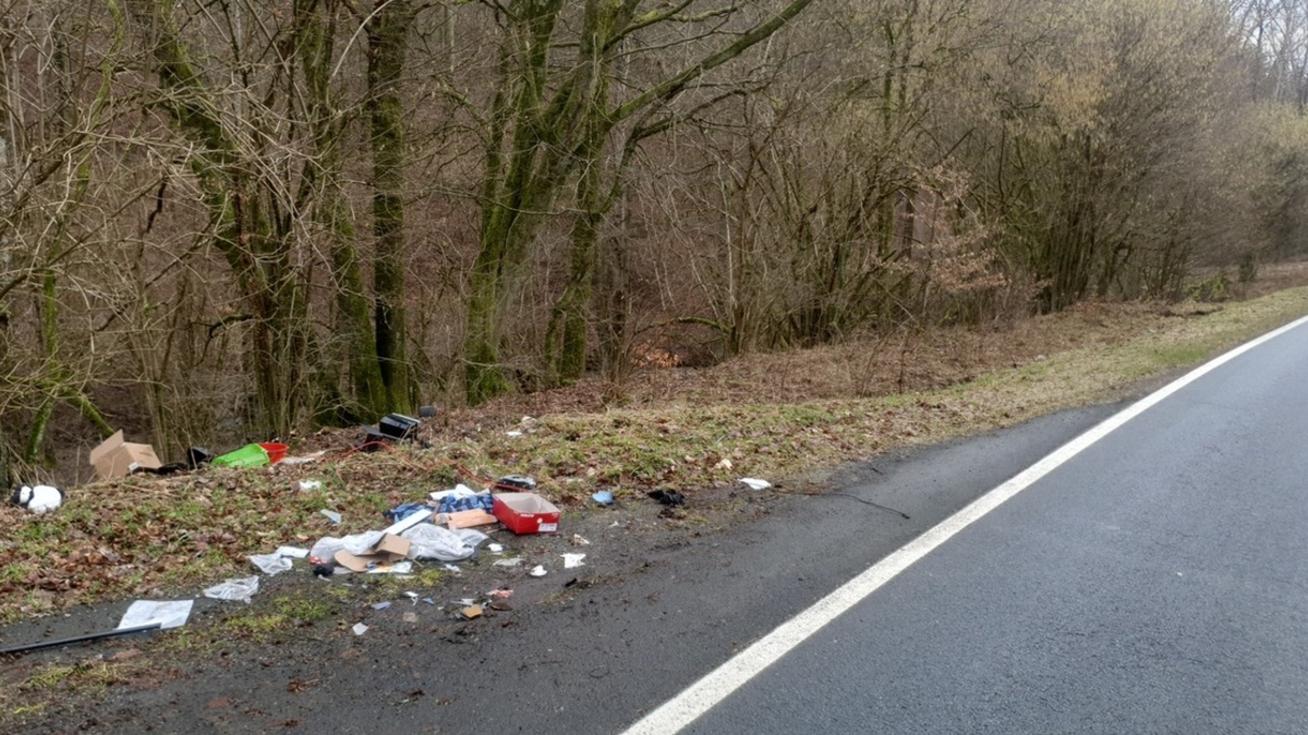 POL-LDK: Illegal in Nanzenbach Müll entsosrgt+Wieder PKW-Diebstahl in Aßlar+Feuer in Dachgeschosswohnung in Lahnau-Atzbach+Einbrecher am Werk+Gurtmuffel im Visier+Nachtrag zur unfallflucht in Haiger - Foto: presseportal.de