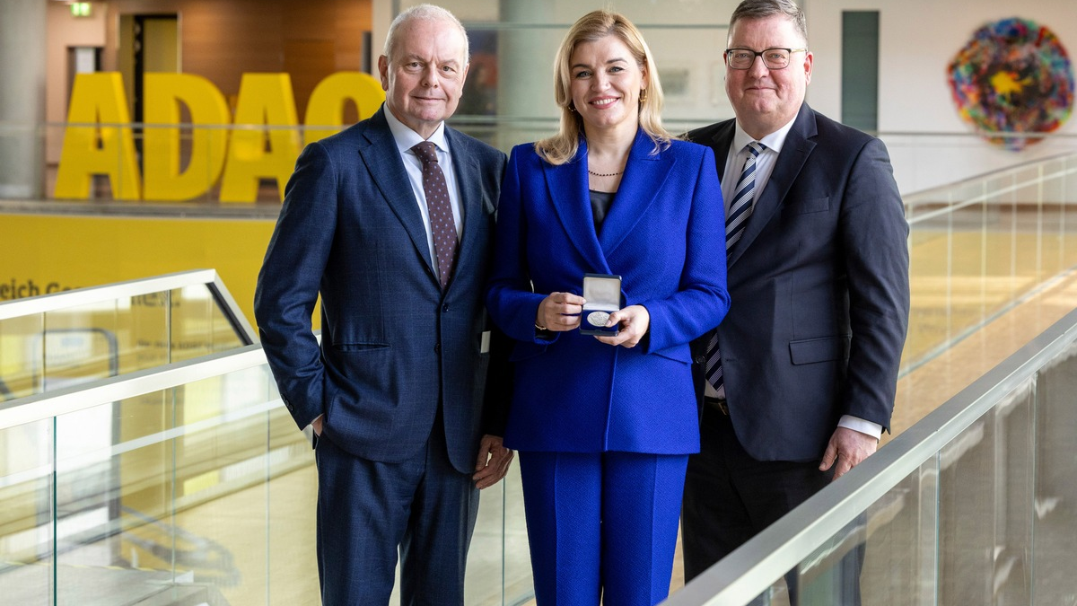 ADAC engagiert sich für Nachhaltigkeit im Tourismus / Christophorus Medaille für kroatische Tourismusministerin Brnjac - Foto: presseportal.de