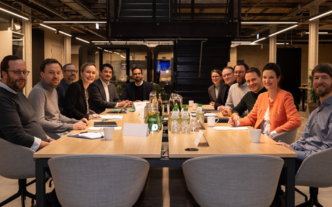 Wirtschaftsfaktor und Innovationstreiber für Berlin: Verkehrssenatorin Manja Schreiner startet Dialog mit Zweiradlieferdiensten - Foto: presseportal.de Wirtschaftsfaktor und Innovationstreiber für Berlin: Verkehrssenatorin Manja Schreiner startet Dialog mit Zweiradlieferdiensten - Foto: presseportal.de