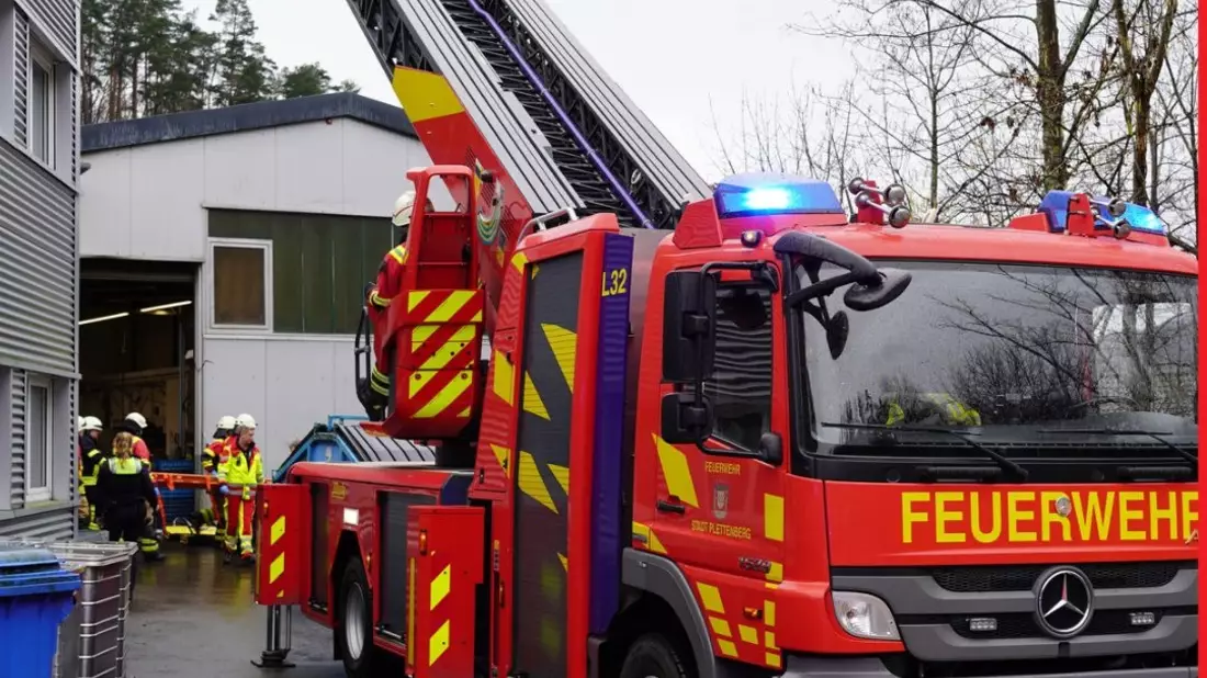 FW-PL: Feuerwehr rettet abgestürzten Gabelstaplerfahrer - Bild: presseportal.de
