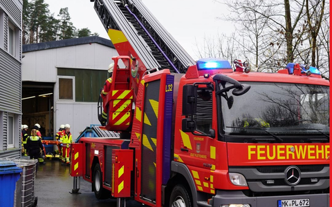 FW-PL: Feuerwehr rettet abgestürzten Gabelstaplerfahrer - Foto: presseportal.de