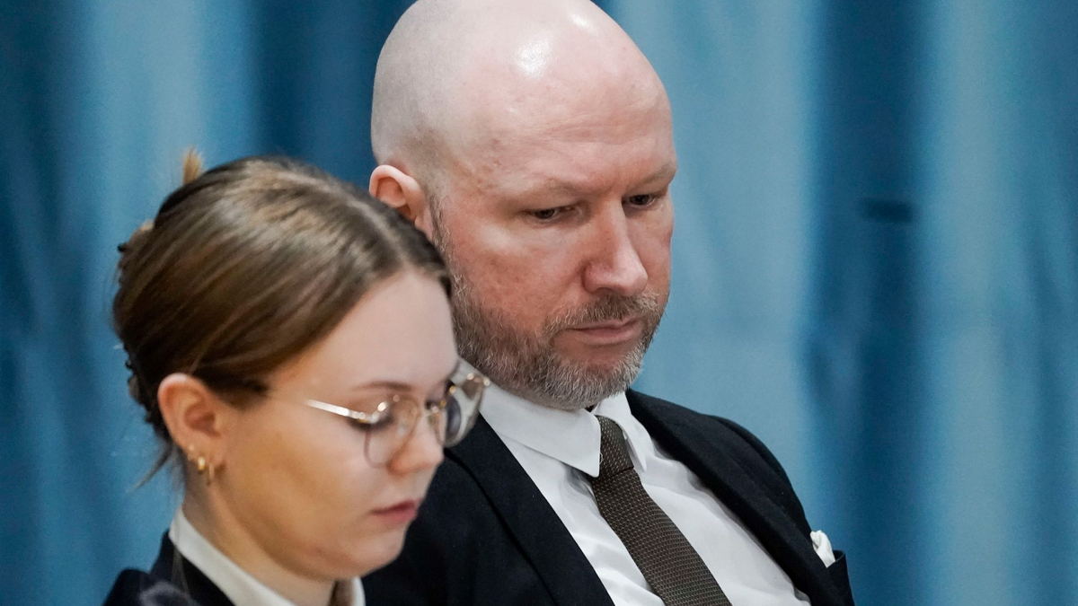 Anders Behring Breivik und seine Anwältin während einer Gerichtsverhandlung. - Foto: Cornelius Poppe/NTB Scanpix/AP/dpa