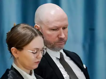 Anders Behring Breivik und seine Anwältin während einer Gerichtsverhandlung. - Foto: Cornelius Poppe/NTB Scanpix/AP/dpa