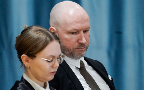 Anders Behring Breivik und seine Anwältin während einer Gerichtsverhandlung. - Foto: Cornelius Poppe/NTB Scanpix/AP/dpa
