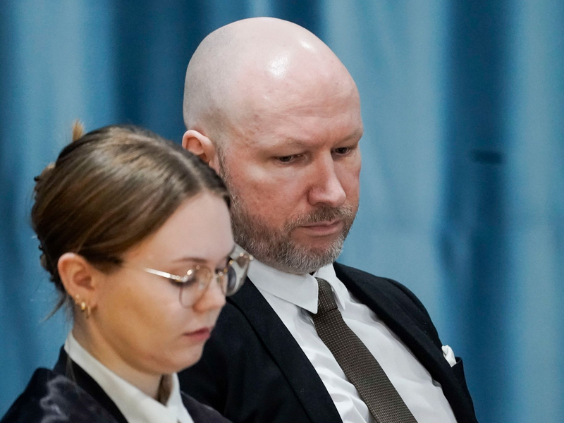 Anders Behring Breivik und seine Anwältin während einer Gerichtsverhandlung. - Foto: Cornelius Poppe/NTB Scanpix/AP/dpa