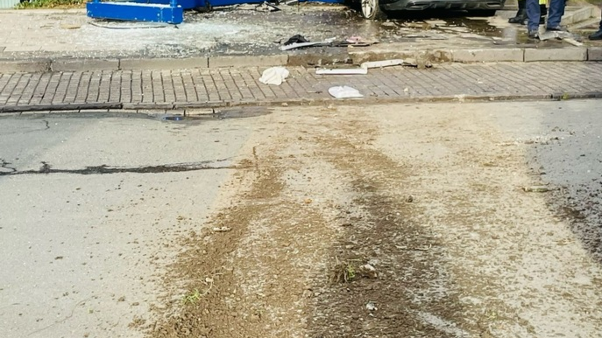 FW-E: Schwerer Verkehrsunfall - Pkw fährt in Bushaltestelle - Foto: presseportal.de