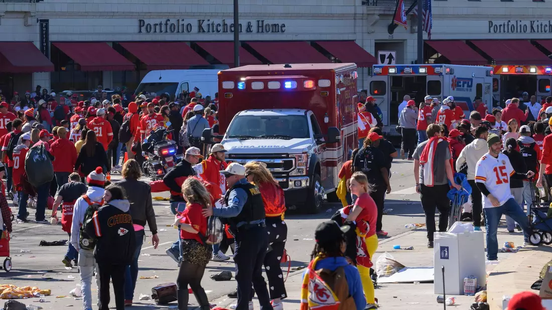 Nach den Schüssen, die im Anschluss an die Siegesparade für die Kansas City Chiefs fielen, räumt die Polizei das Gelände. - Bild: Reed Hoffmann/AP/dpa