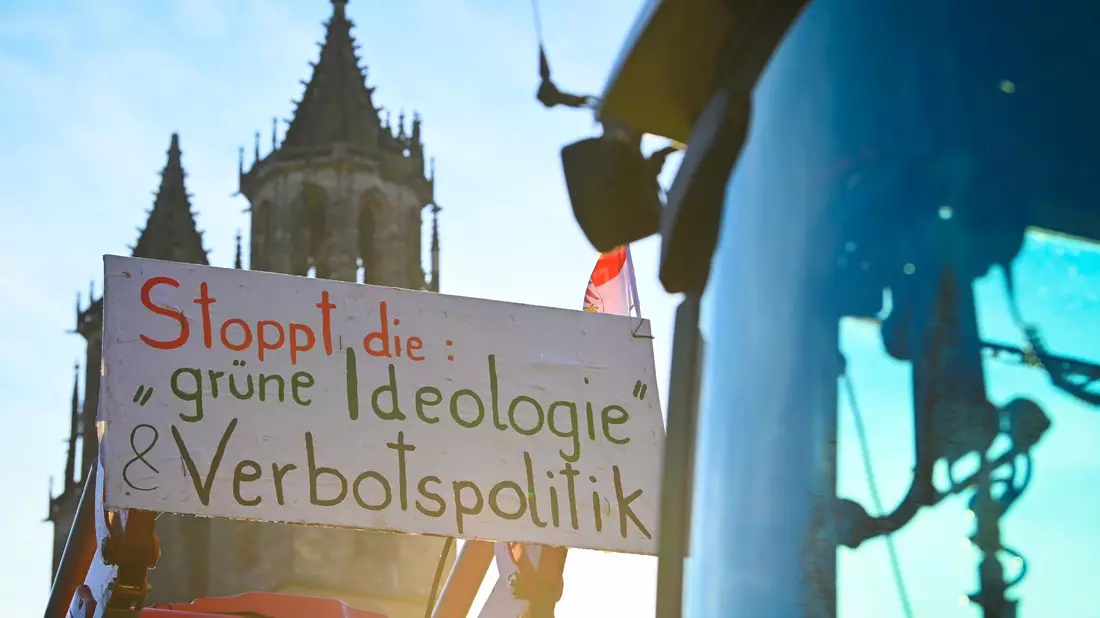 Ein Protestplakat bei einer Demonstration in Magdeburg Ende Januar: Untersuchungen zeigen, dass die Grünen in einigen Milieus der Gesellschaft stark polarisieren. - Bild: Heiko Rebsch/dpa