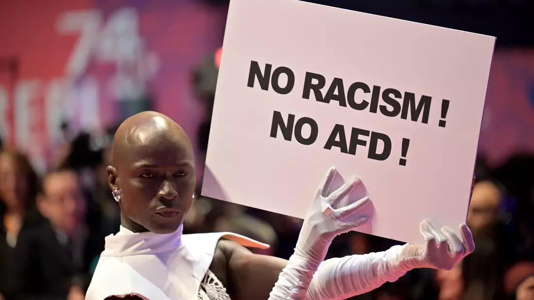 Papis Loveday protestiert bei der Berlinale für Demokratie. - Bild: Hannes P Albert/dpa