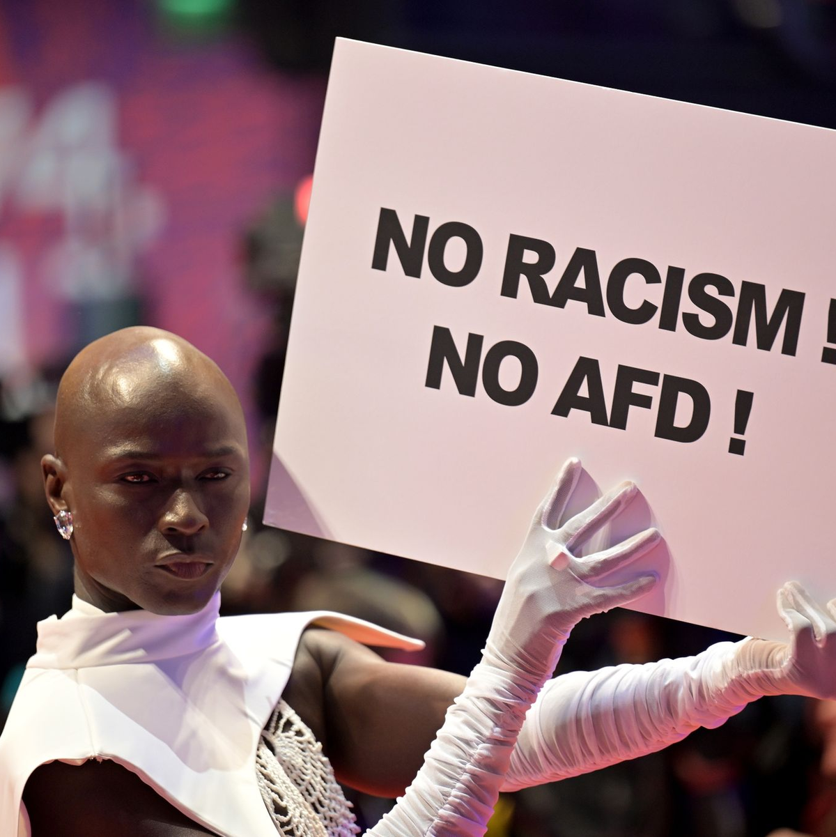 Papis Loveday protestiert bei der Berlinale für Demokratie. - Foto: Hannes P Albert/dpa