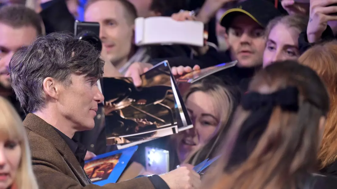 Heiß begehrt: Cillian Murphy gibt am Eröffnungsabend der Berlinale Autogramme. - Bild: Hannes P Albert/dpa