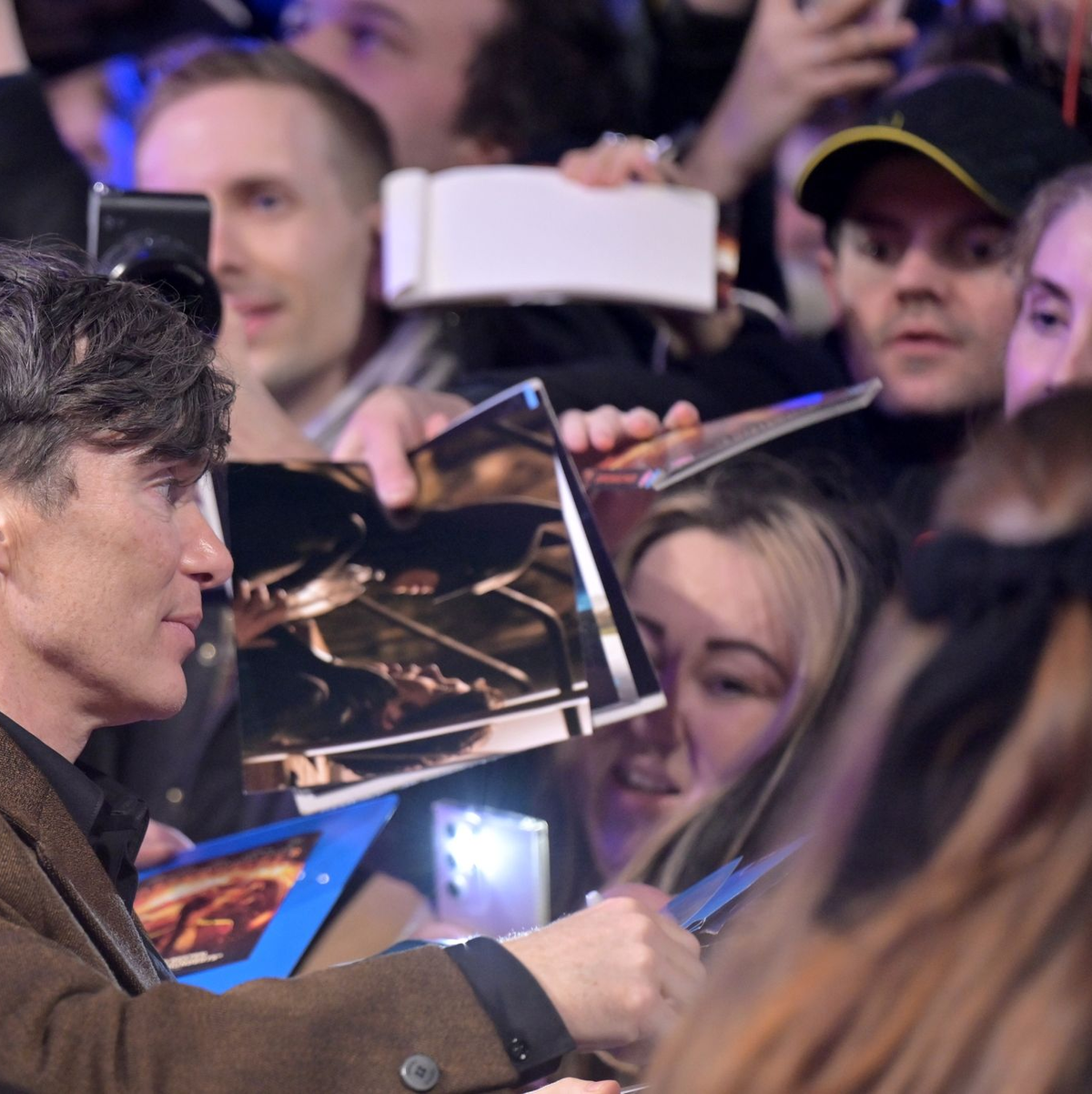 Heiß begehrt: Cillian Murphy gibt am Eröffnungsabend der Berlinale Autogramme. - Foto: Hannes P Albert/dpa