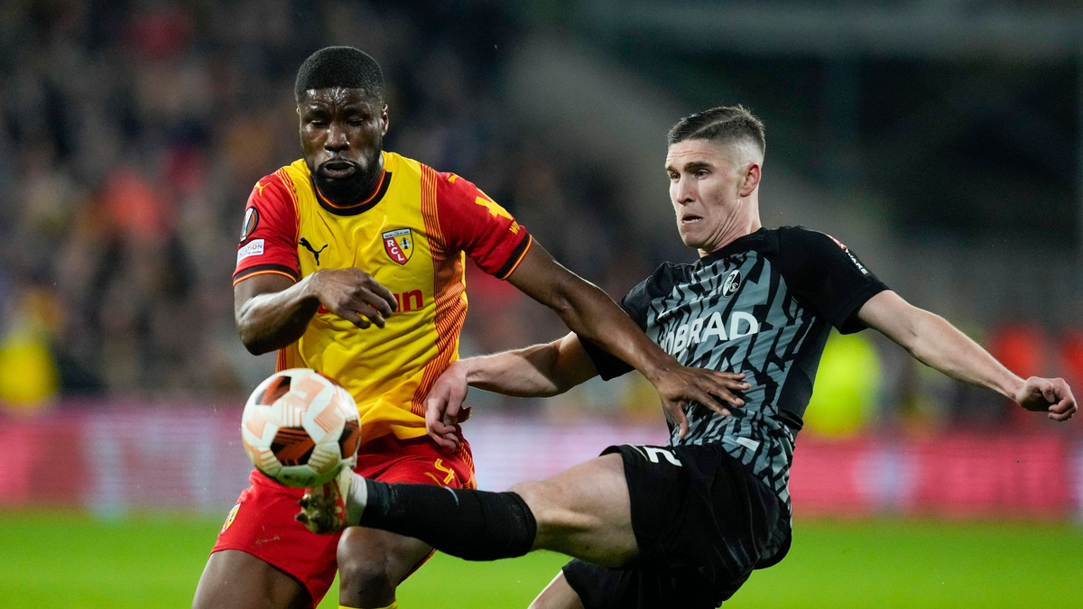 Die Freiburger um Roland Sallai (r) erspielten sich in Lens eine gute Ausgangslage fürs Weiterkommen. - Foto: Thibault Camus/AP/dpa