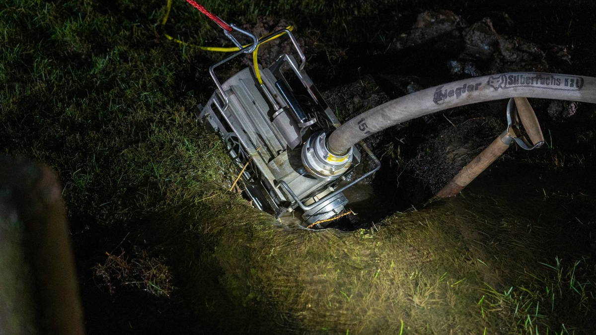 FW Flotwedel: Steigendes Oberflächenwasser erfordert erneut den Einsatz der Feuerwehren in der Samtgemeinde Flotwedel - Foto: presseportal.de