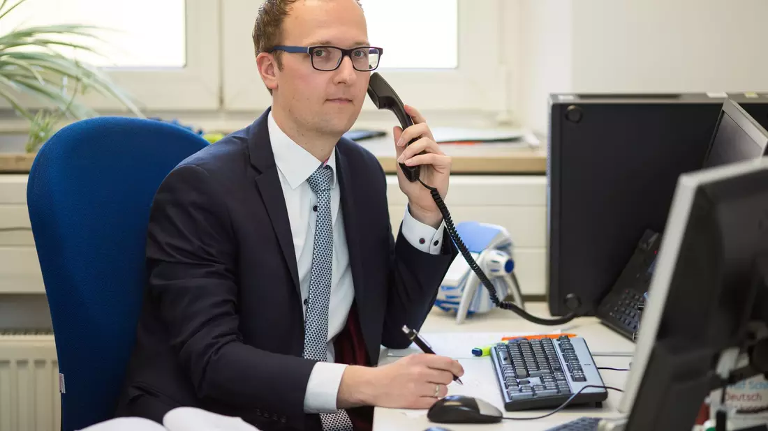 Florian Endres leitet die Beratungsstelle Radikalisierung beim Bundesamt für Migration und Flüchtlinge (Bamf), die seit 2012 besteht. - Bild: Daniel Karmann/dpa
