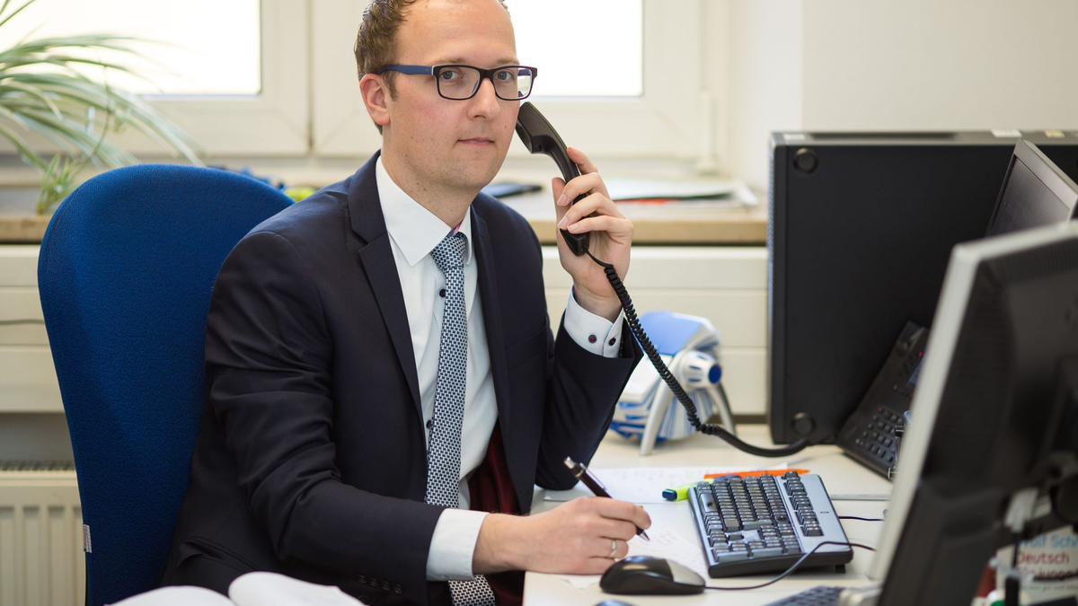 Florian Endres leitet die Beratungsstelle Radikalisierung beim Bundesamt für Migration und Flüchtlinge (Bamf), die seit 2012 besteht. - Foto: Daniel Karmann/dpa