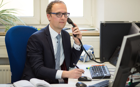 Florian Endres leitet die Beratungsstelle Radikalisierung beim Bundesamt für Migration und Flüchtlinge (Bamf), die seit 2012 besteht. - Foto: Daniel Karmann/dpa