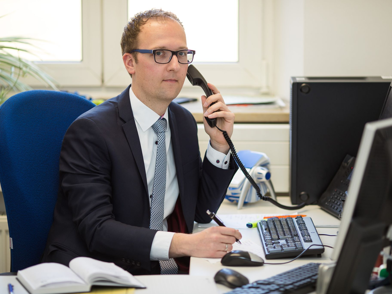 Florian Endres leitet die Beratungsstelle Radikalisierung beim Bundesamt für Migration und Flüchtlinge (Bamf), die seit 2012 besteht. - Foto: Daniel Karmann/dpa