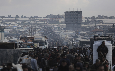 Innerhalb des Gazastreifens vertriebene Palästinenser in der Nähe der Grenze zu Ägypten. - Foto: Mohammed Talatene/dpa Innerhalb des Gazastreifens vertriebene Palästinenser in der Nähe der Grenze zu Ägypten. - Foto: Mohammed Talatene/dpa