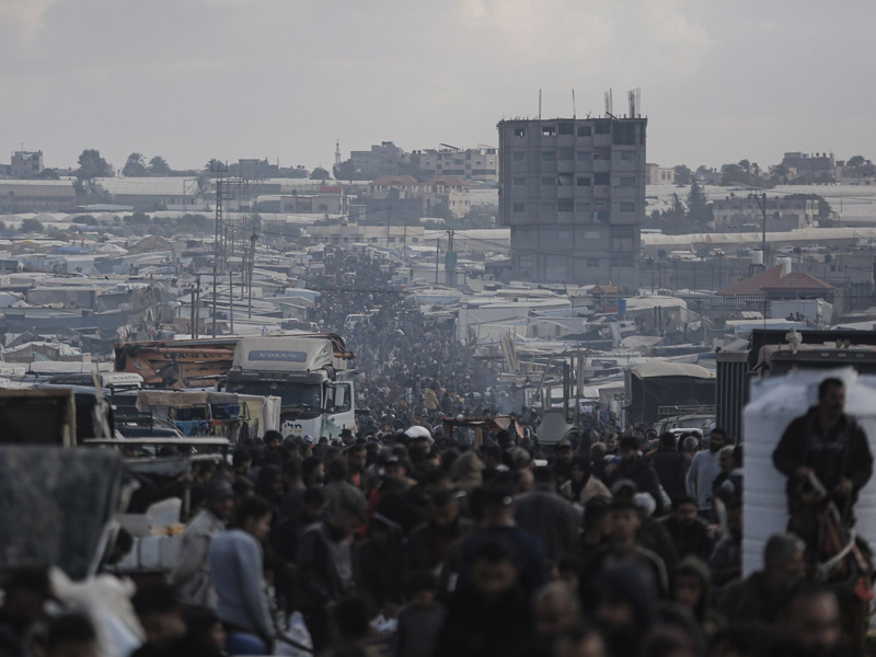 Innerhalb des Gazastreifens vertriebene Palästinenser in der Nähe der Grenze zu Ägypten. - Foto: Mohammed Talatene/dpa