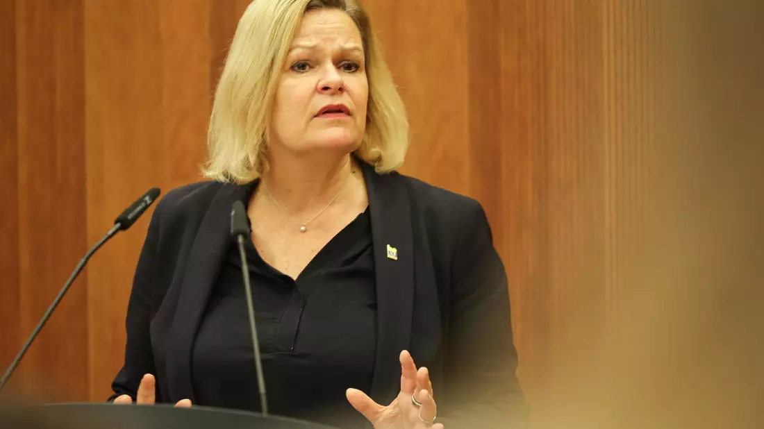 Die derzeitigen Aggressionen hätten mit scharf geführtem demokratischem Streit nichts mehr zu tun, so Bundesinnenministerin Nancy Faeser. - Bild: Hannes P Albert/dpa