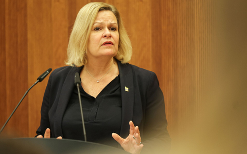 Die derzeitigen Aggressionen hätten mit scharf geführtem demokratischem Streit nichts mehr zu tun, so Bundesinnenministerin Nancy Faeser. - Foto: Hannes P Albert/dpa