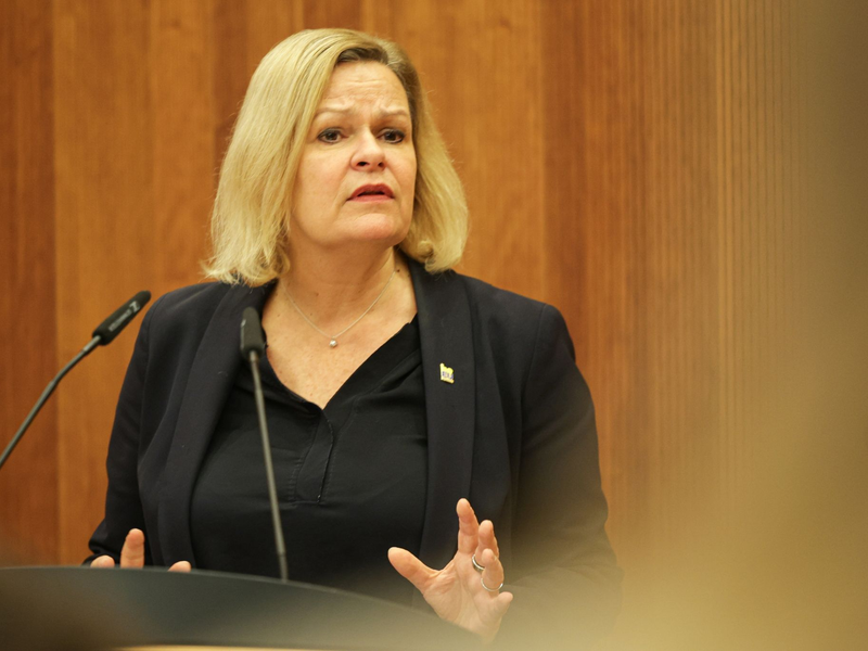 Die derzeitigen Aggressionen hätten mit scharf geführtem demokratischem Streit nichts mehr zu tun, so Bundesinnenministerin Nancy Faeser. - Foto: Hannes P Albert/dpa