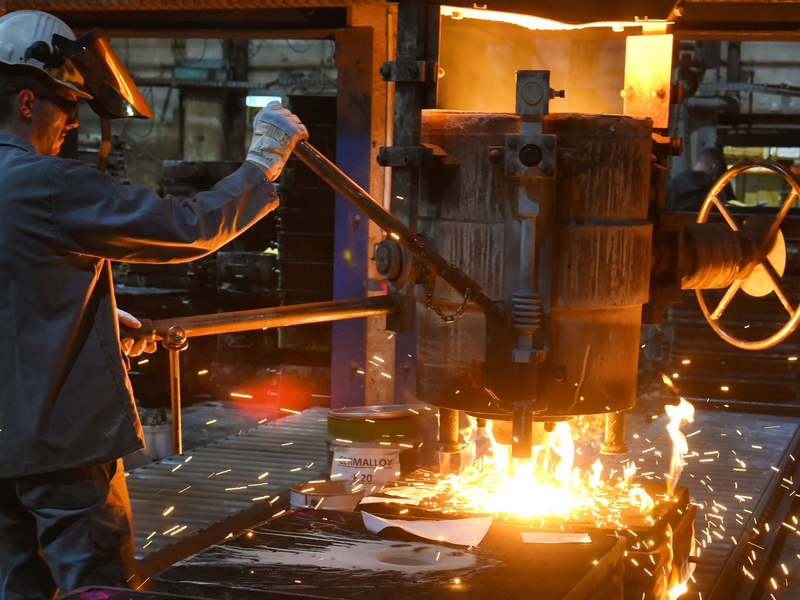 Das Auftragsvolumen lag 2023 Gesamtmetall zufolge 5,1 Prozent unter dem Wert des Vorjahres. - Foto: Waltraud Grubitzsch/dpa-Zentralbild/dpa