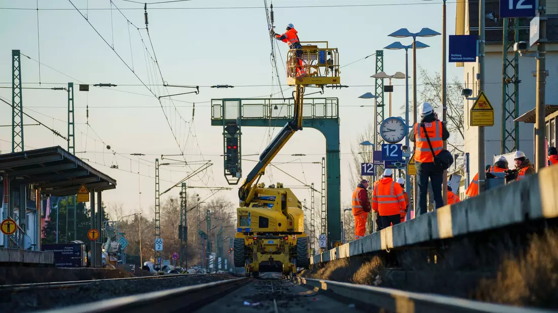 Ab diesem Montag (15. Juli) wird die Bahnstrecke zwischen Mannheim und Frankfurt für Bauarbeiten voll gesperrt. (Archivbild) - Bild: Andreas Arnold/dpa