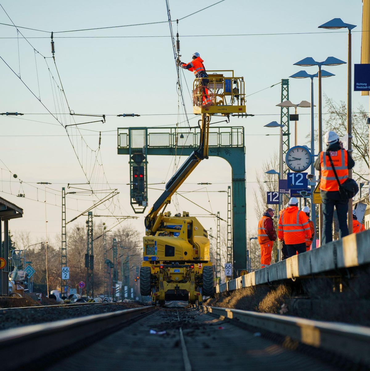 Ab diesem Montag (15. Juli) wird die Bahnstrecke zwischen Mannheim und Frankfurt für Bauarbeiten voll gesperrt. (Archivbild) - Foto: Andreas Arnold/dpa