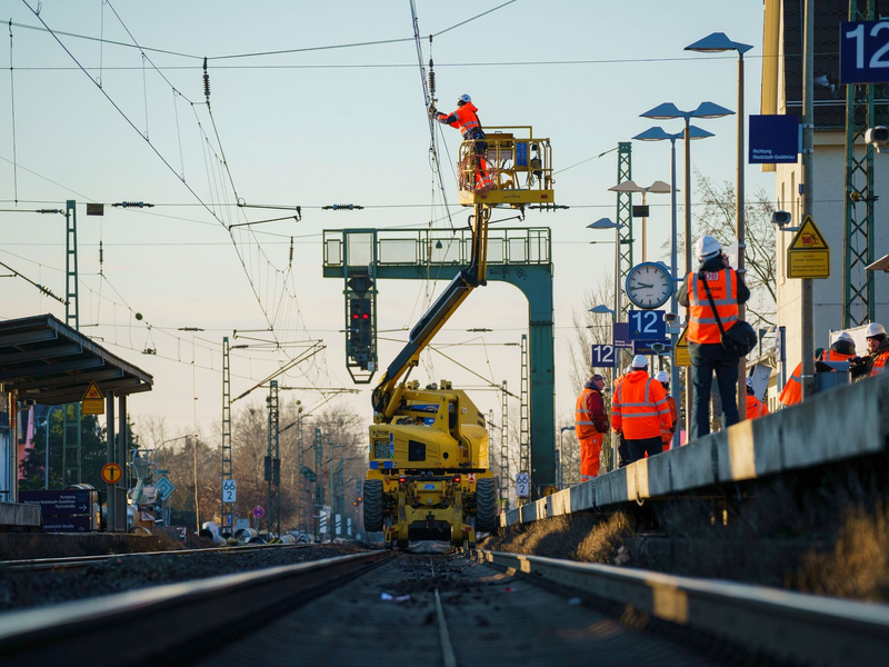 Ab diesem Montag (15. Juli) wird die Bahnstrecke zwischen Mannheim und Frankfurt für Bauarbeiten voll gesperrt. (Archivbild) - Foto: Andreas Arnold/dpa
