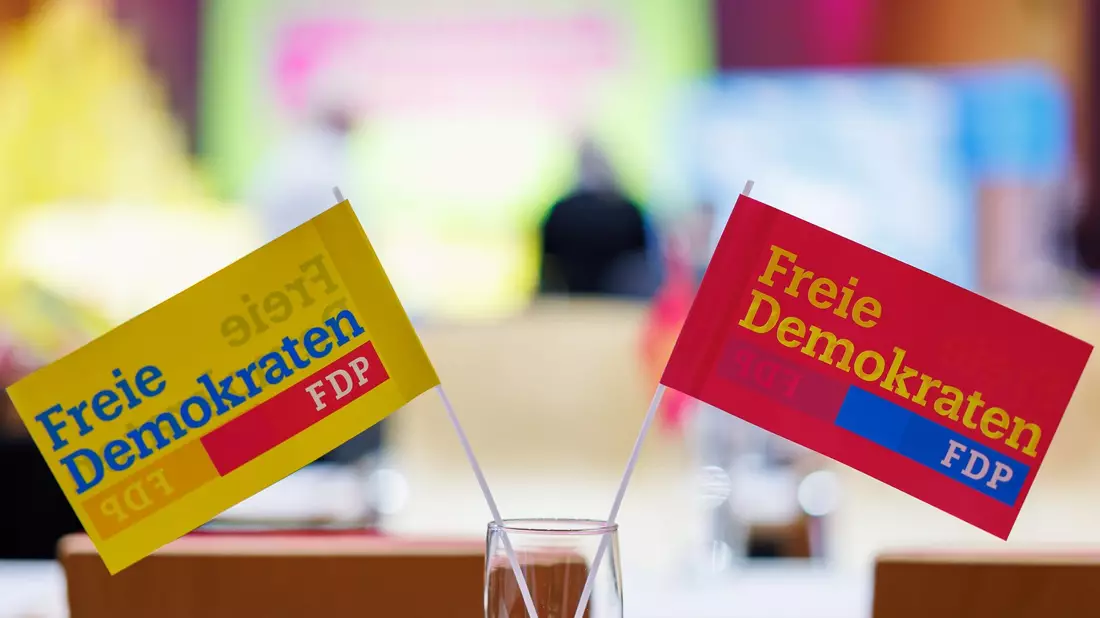 Bei der letzten Mitgliederbefragung hatte es nur eine überaus knappe Mehrheit für einen Verbleib in der Ampel-Koalition gegeben. - Bild: Daniel Karmann/dpa