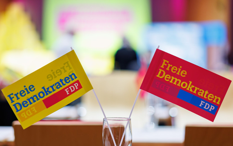 Bei der letzten Mitgliederbefragung hatte es nur eine überaus knappe Mehrheit für einen Verbleib in der Ampel-Koalition gegeben. - Foto: Daniel Karmann/dpa