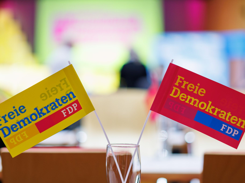 Bei der letzten Mitgliederbefragung hatte es nur eine überaus knappe Mehrheit für einen Verbleib in der Ampel-Koalition gegeben. - Foto: Daniel Karmann/dpa