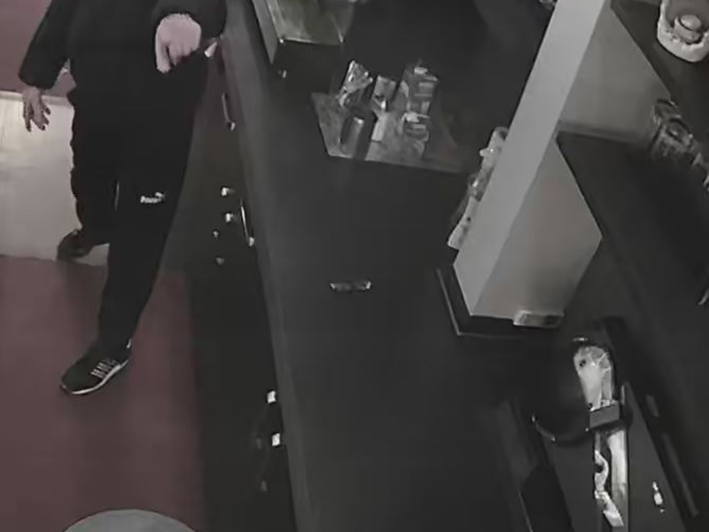 POL-OF: Öffentlichkeitsfahndung nach Raubstraftaten: Staatsanwaltschaft und Kriminalpolizei veröffentlichen Bilder und bitten um Hinweise - Foto: presseportal.de