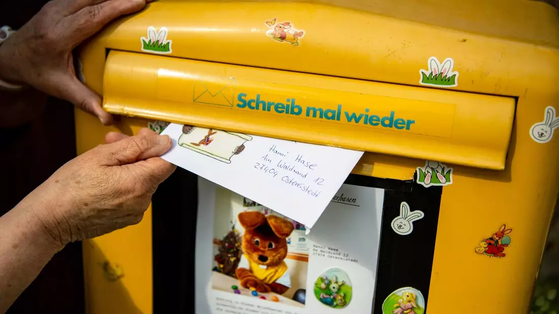 Der Osterhase Hanni Hase und sein Team wollen jedes Schreiben beantworten. - Bild: Sina Schuldt/dpa