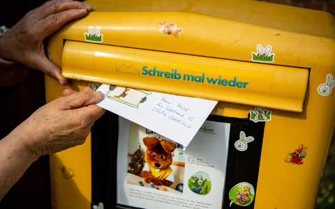 Der Osterhase Hanni Hase und sein Team wollen jedes Schreiben beantworten. - Foto: Sina Schuldt/dpa