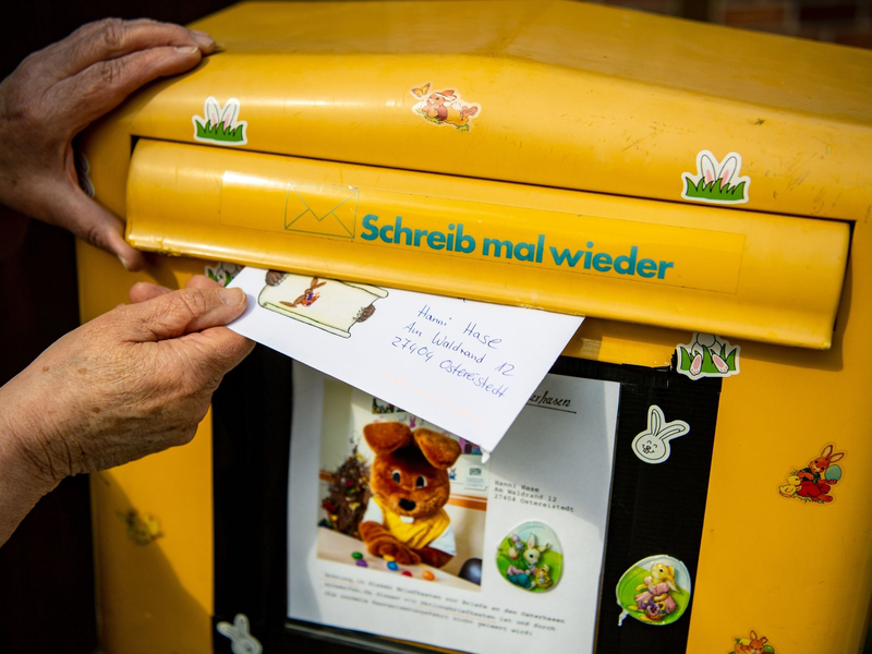 Der Osterhase Hanni Hase und sein Team wollen jedes Schreiben beantworten. - Foto: Sina Schuldt/dpa