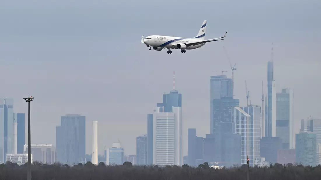 Der Flughafenbetreiber Fraport AG feiert in diesem Jahr sein 100-jähriges Bestehen. - Bild: Arne Dedert/dpa