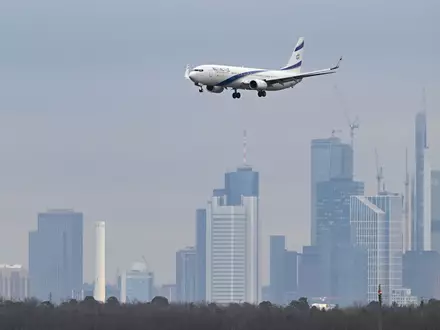 Der Flughafenbetreiber Fraport AG feiert in diesem Jahr sein 100-jähriges Bestehen. - Foto: Arne Dedert/dpa