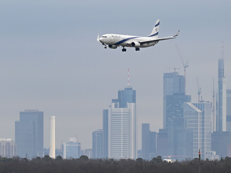 Der Flughafenbetreiber Fraport AG feiert in diesem Jahr sein 100-jähriges Bestehen. - Foto: Arne Dedert/dpa